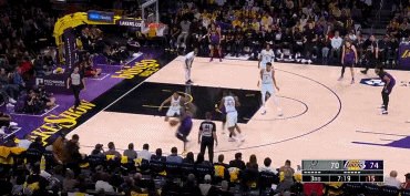 j9九游真人游戏第一品牌登录入口稍稍出汗!文班亚马17中10砍23分8板5助3断2帽&多次上演暴扣