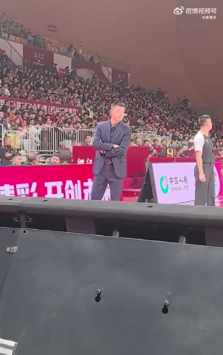 j9九游会官方登录🤯浙江球迷说了什么？引杨鸣逐次伸出4根手指&向天空比划回应