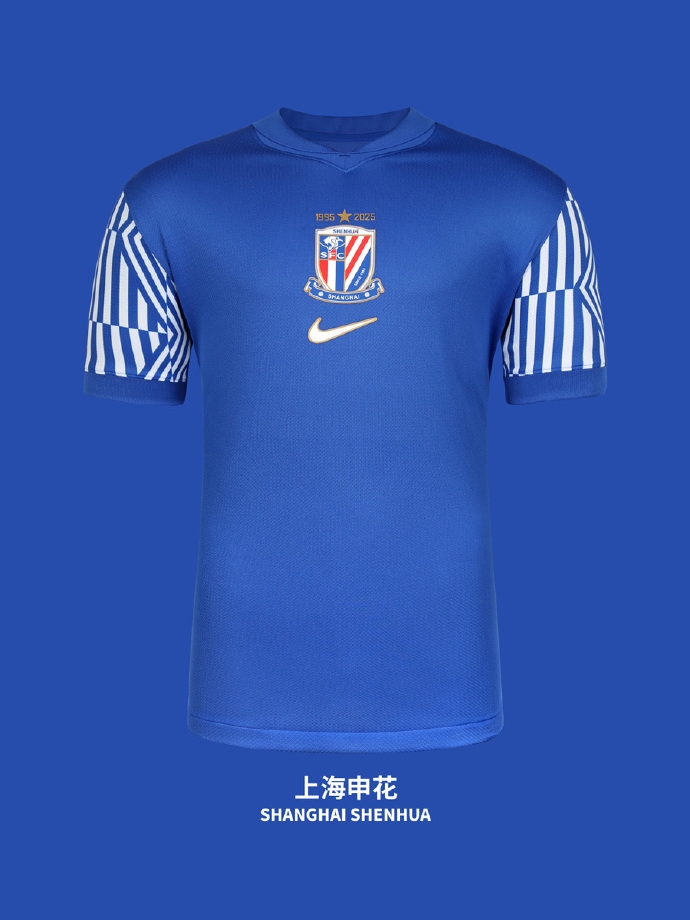 ag九游会亚洲真人第一品牌大受欢迎,申花球迷排长龙购买新赛季球衣及装备