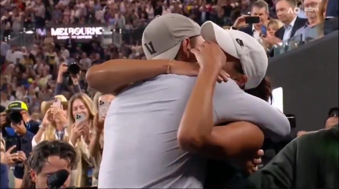 j9九游真人游戏第一平台冠亚军都哭了！凯斯喜极而泣后直接笑嘻了，萨巴毛巾盖头暗自哭泣