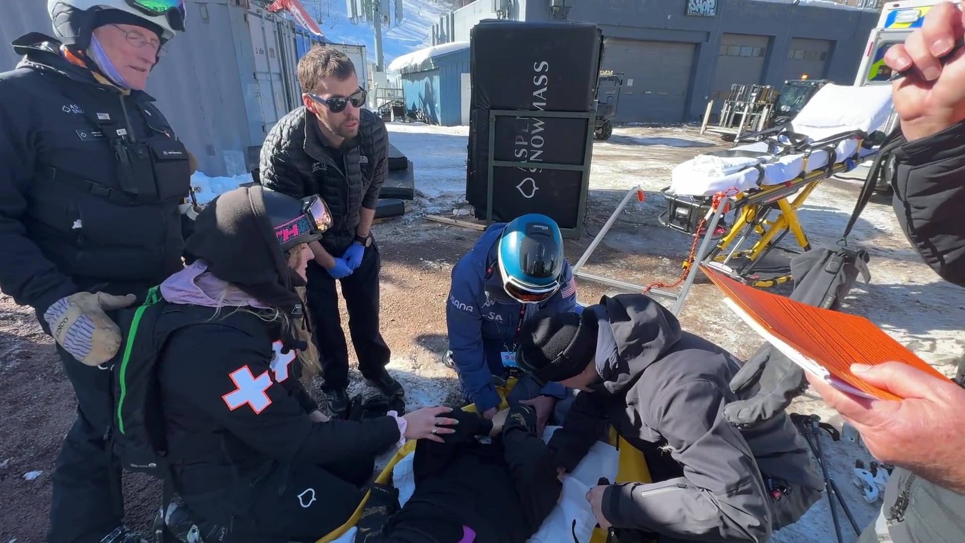 j9九游会老哥俱乐部交流谷爱凌宣布因伤退出亚冬会：在训练中不幸再次受伤，不得不退出