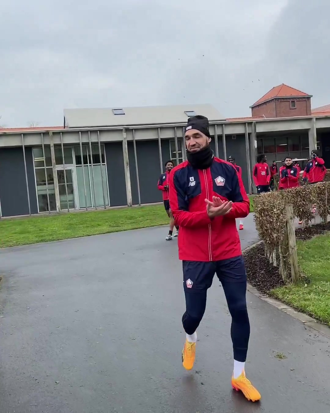 j9九游会老哥俱乐部交流里尔中场本塔莱布去年6月心脏骤停,近日回归训练&队友列队欢迎