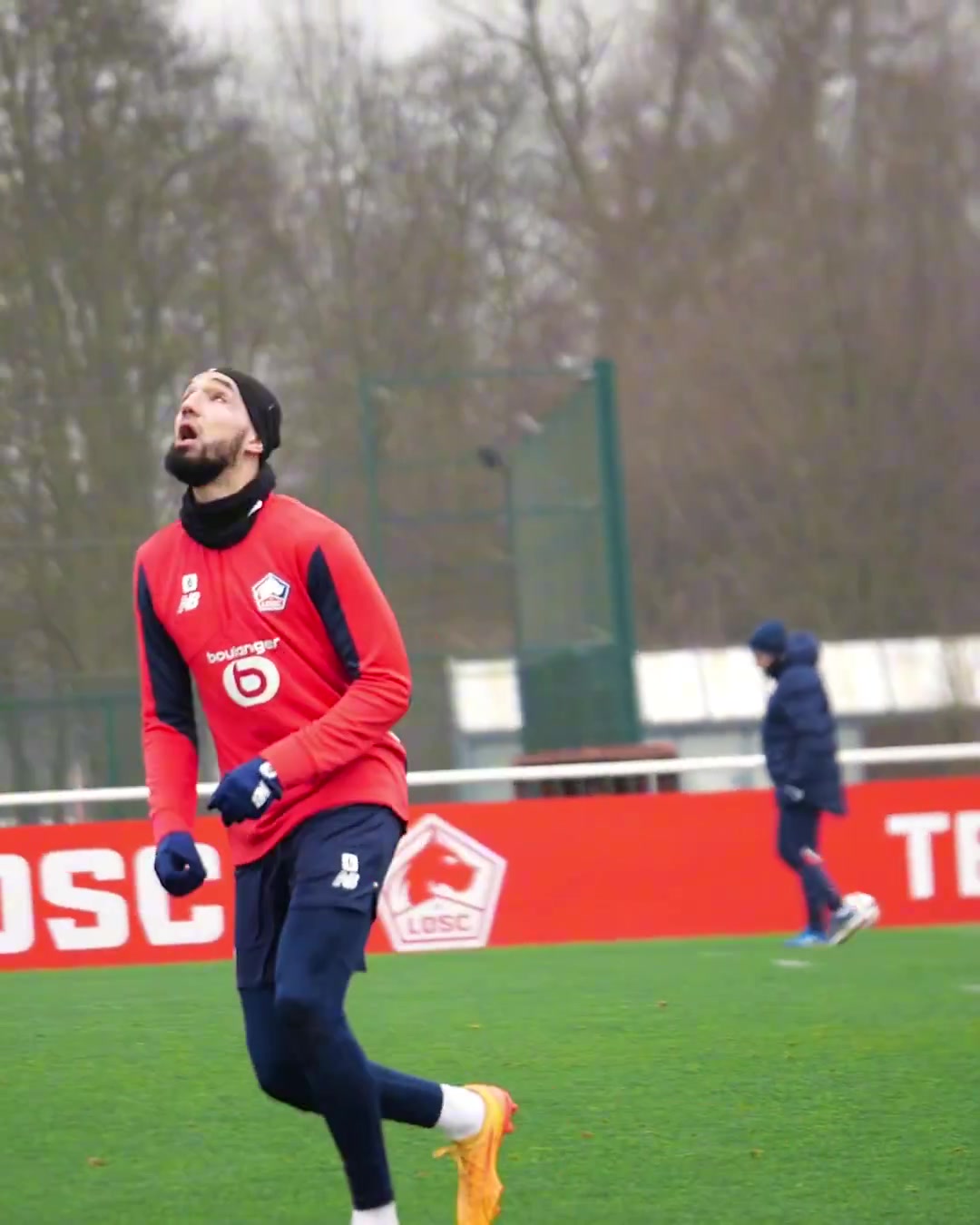 j9九游会老哥俱乐部交流里尔中场本塔莱布去年6月心脏骤停，近日回归训练&队友列队欢迎