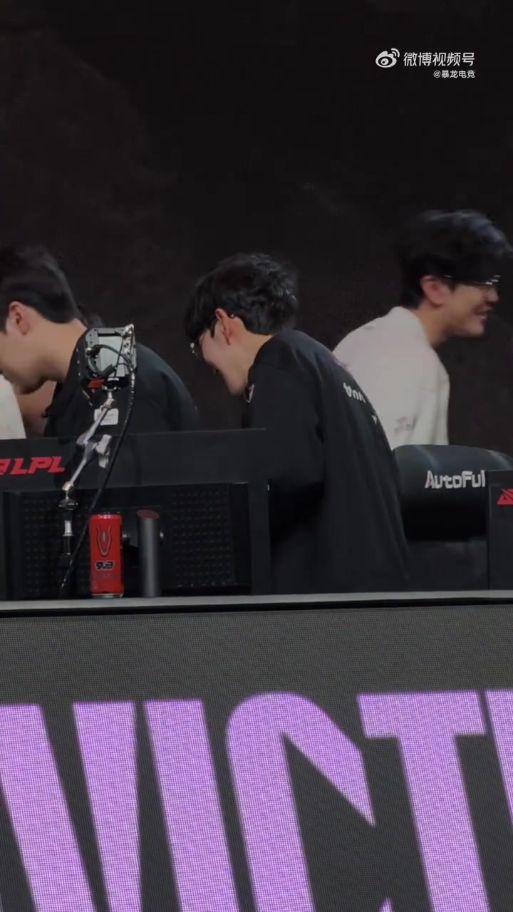 j9九游会老哥俱乐部交流百万债务胜过世间任何情话!Scout与老队友Meiko、Jiejie、GALA握手后满面潮红