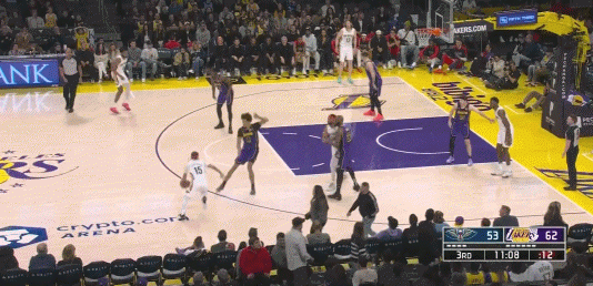 j9九游真人游戏第一平台吃个大饼！阿尔瓦拉多突破抛传 米西跟进空接双手炸扣！