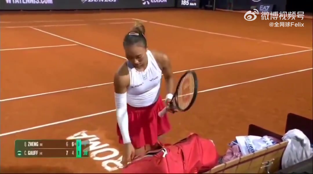 九游会·j9官方网站搞笑一幕！郑钦文场边换球拍，高芙“忘我”发球
